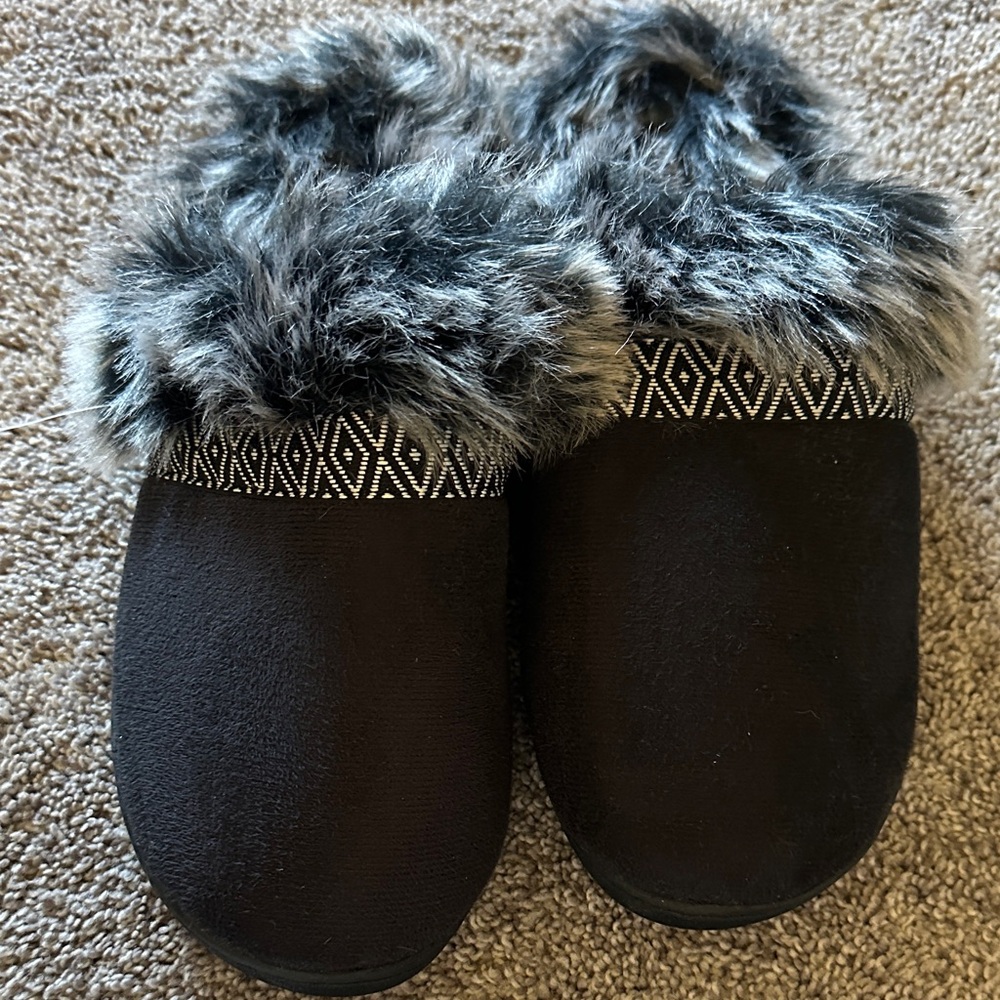 New! Northside Black and Gray Faux Fur Women's Slippers